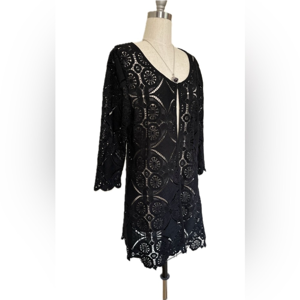 Chic black crochet lace tunic, 100% polyester, size M-L.Elegant, with 3/4 sleeve